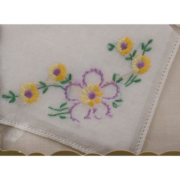 1960s NOS Boxed 3 pc Set Embroidered Floral Pattern Handkerchief Hankie Hanky - Picture 2 of 6